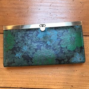 🆕 Urban Outfitters wallet.